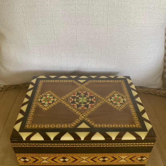 Beautiful Middle East Syrian inlaid box - Picture 3 of 10